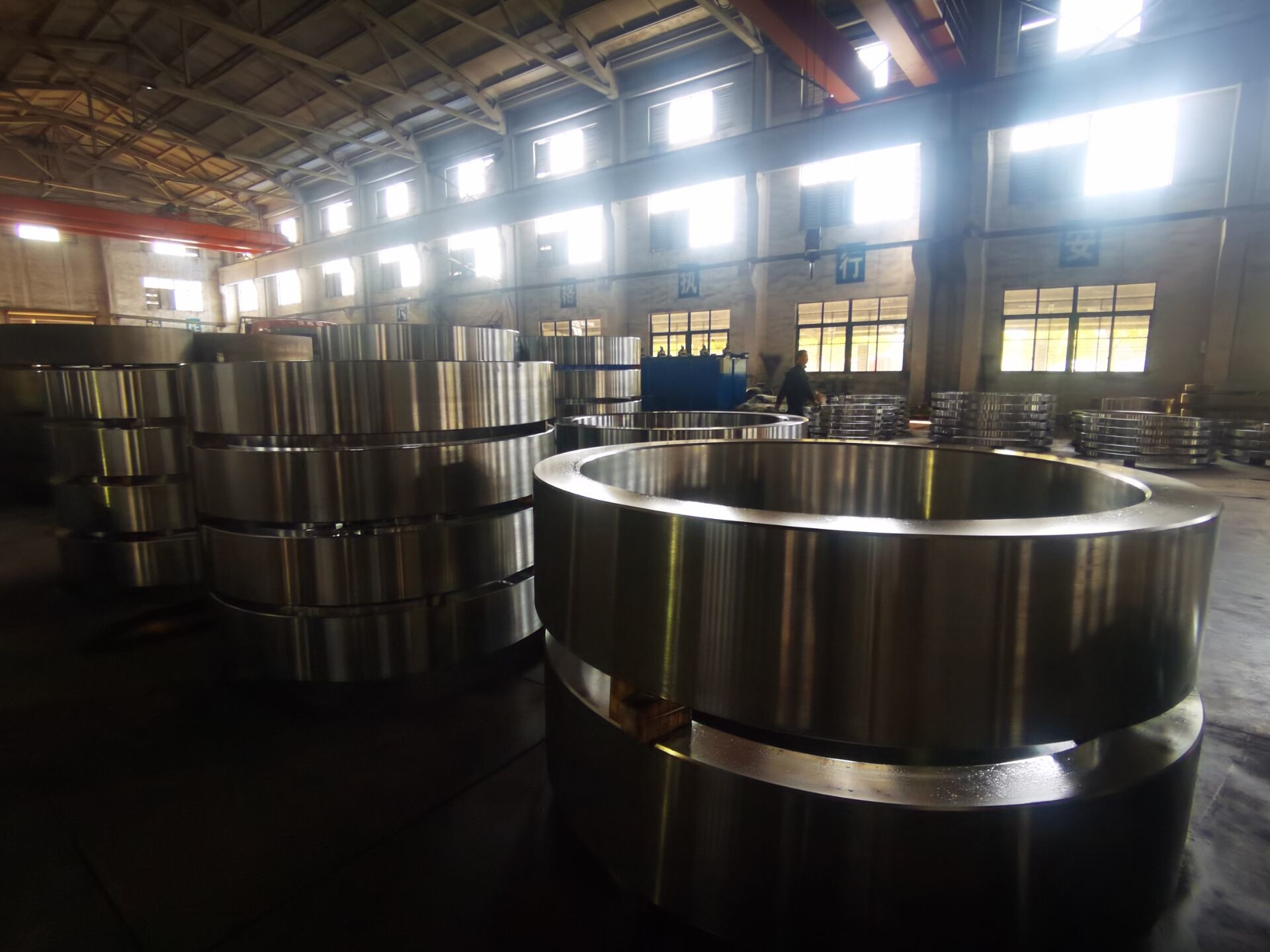 गर्मी उपचार QT फोल्डेड स्टील रिंग 1000 से 7800 मिमी आयामी सटीकता प्रदान करते हैं संरचनात्मक और भारी शुल्क औद्योगिक के लिए आदर्श